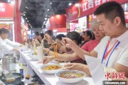 五行姻缘“嗦粉”经济火热 中国多地“食力”出圈